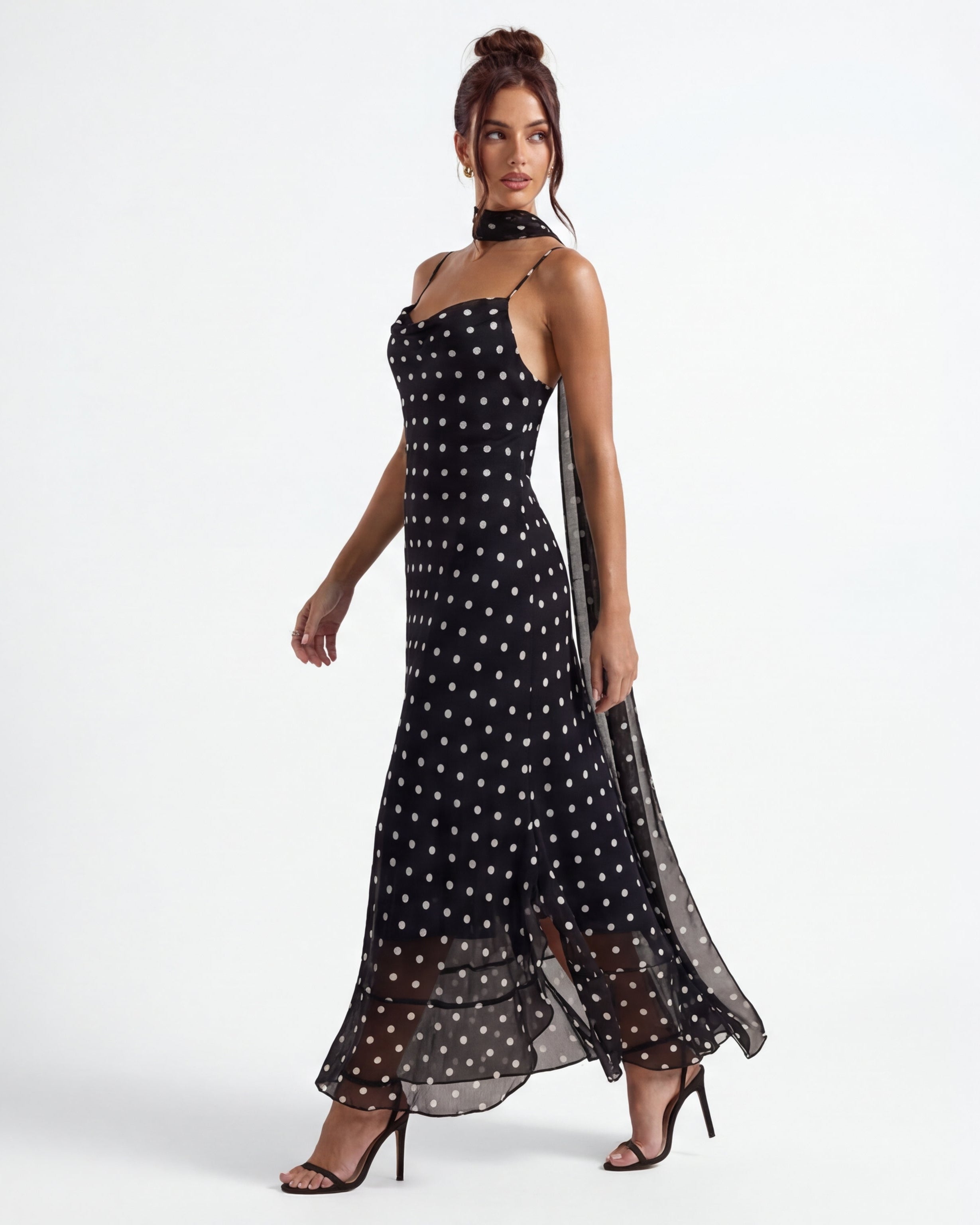 Robe longue noire à pois